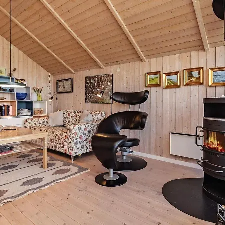 Three-bedroom In Hojslev 4 *