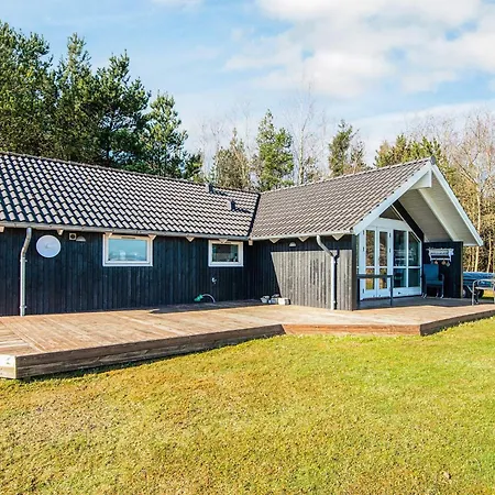 Three-bedroom In Hojslev 4 *
