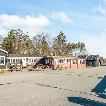Three-bedroom In Hojslev 4 *